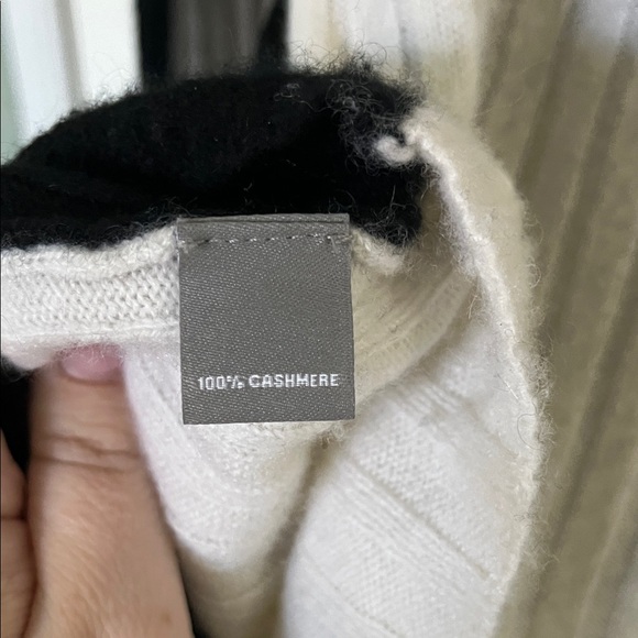 Neiman Marcus Black Cashmere Crew Neck Sweater - Picture 4 of 4